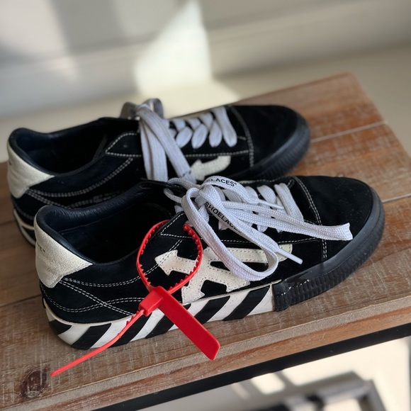 Off-White Shoes - Off-White Sneakers
Authentic
Black, Suede
Italy (IT) size- 40, US size- 10